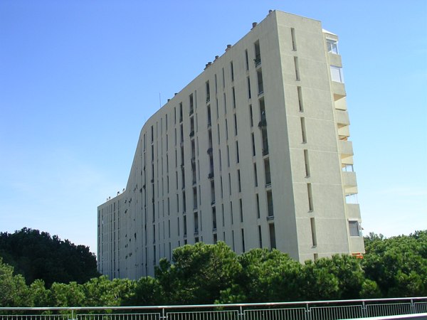 Edificio BERMAR PARK visto desdel puente que cruza la autov&iacute;a de Castelldefels